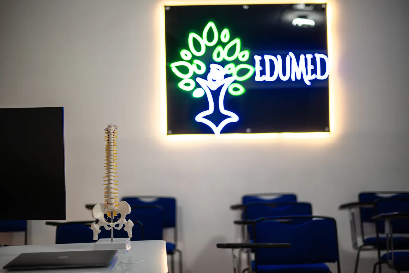 Aula de Edumed equipada para clases de preparación universitaria