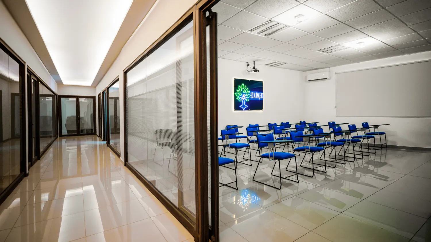 Salón y pasillo de las instalaciones de Edumed
